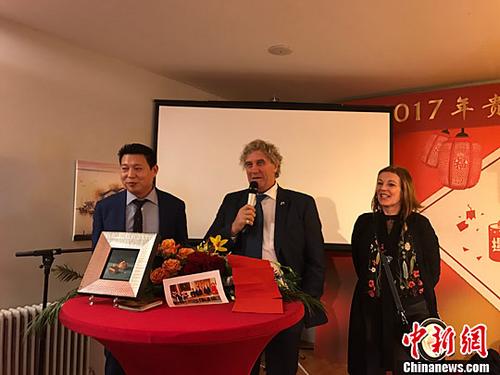 比利时红魔昔日门神普法夫献上新春祝福_