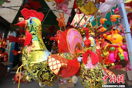 鸡年元宵将至 扬州花灯市场“鸡”花灯靓眼