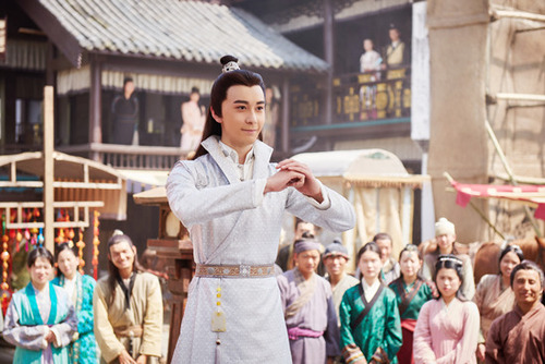 《新射雕》两版杨康穿越同框 苗侨伟鼓励陈星旭