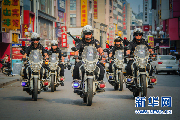 　　荆门市巡特警骑警队街面巡逻。（杨奎 摄）