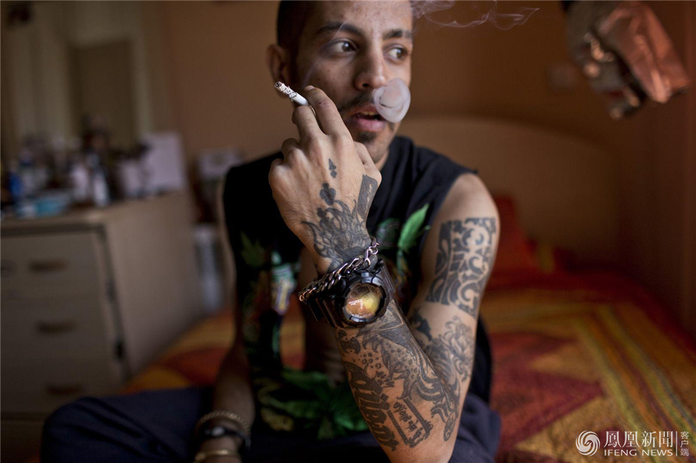 siavash是个纹身师,他在抽烟.