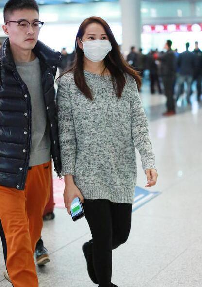 伊能静口罩遮素颜现身机场 衣着朴素似路人