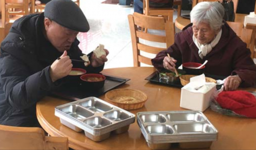 14日中午,两位老人正在甸柳一居社区食堂吃饭.