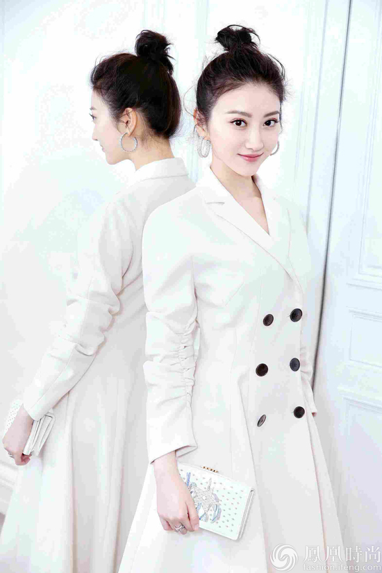 景甜美国宣传电影《长城》 白色西装裙显优雅