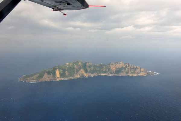 资料图片：这是从中国海监B-3837飞机上拍摄的钓鱼岛及其附属岛屿画面。 新华社发