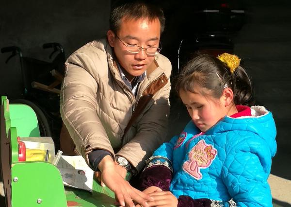 一个人的课堂:杭州乡村小学教师每周为轮椅女