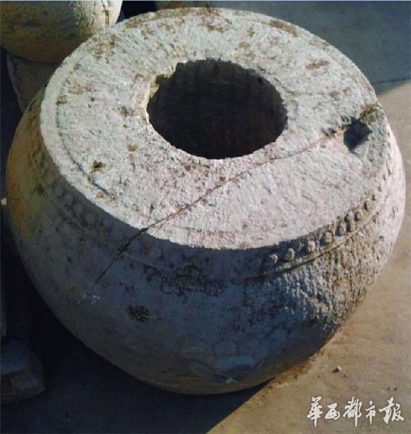 明朝军队插旗杆的石座，形状类似碓臼。