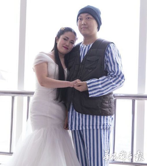 林寒与张研明在医院走廊拍下婚纱照。