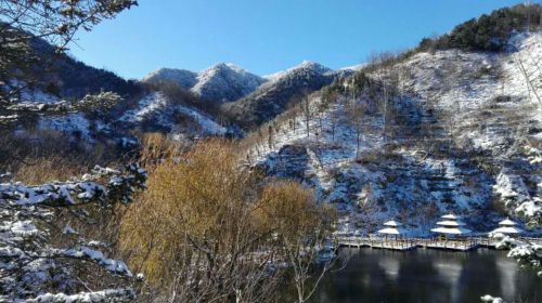 雪后银装素裹济南南部山区首次启用融雪车