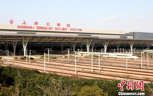 图为一列高铁列车从上海虹桥站驶出。上海铁路局供图