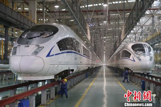 图为南京动车段地勤机械师检修动车组列车。上海铁路局供图