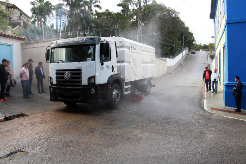 徐工XS5ABR洗扫车在巴西包索市街道上巡展