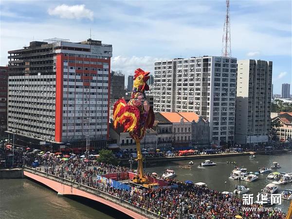 巴西累西腓狂欢节致敬中国鸡年(图)