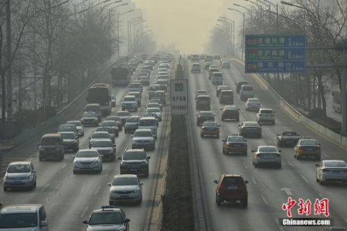 资料图：2016年12月19日，北京道路上行驶的车辆。中新网记者 金硕 摄