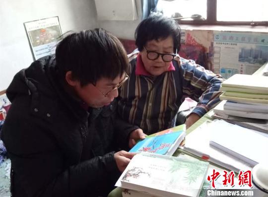 刘桂梓老人正在为“粉丝”介绍作品。　晨晓　摄