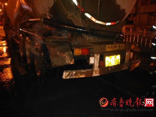 济南:运水泥货车路上轮胎起火 消防官兵及时化