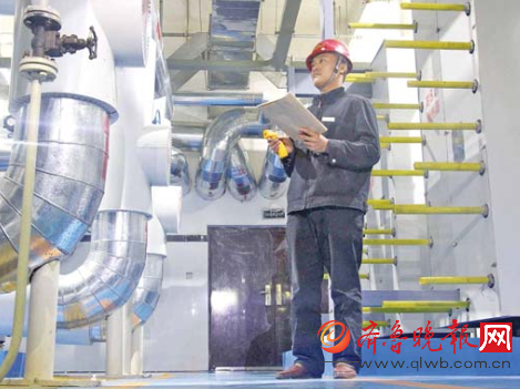 王海利在检查管道。