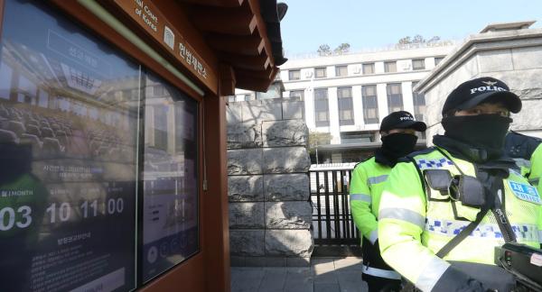 八问朴槿惠弹劾案丨政治与法律如何选,判决将