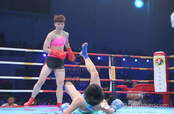 拳坛一姐再战 散打天下 王聪剑指冠军!