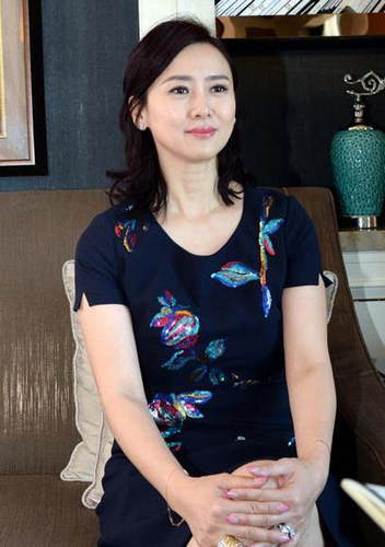 3月12日,香港影星翁虹现身沈阳参加商业活动.