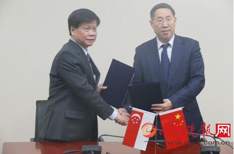 左边是新加坡南洋理工大学校务总监兼副校长(研究)蓝钦扬教授，右边是中国科学院院士、中国科学院大学副校长吴岳良教授。