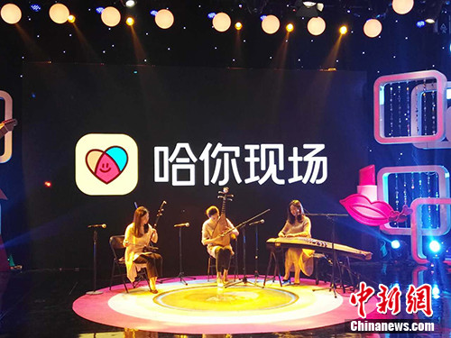 中央民族乐团乐队中胡首席蔡阳参与演奏的直播现场。中新网记者 宋宇晟 摄