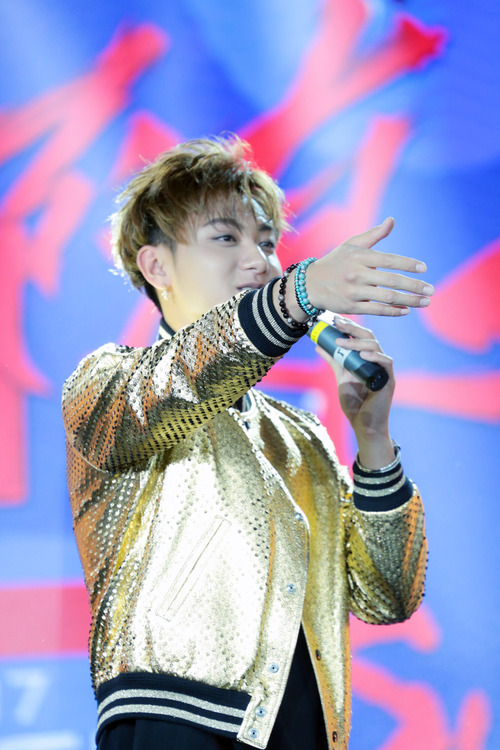 快男发布李莎旻子亮相 黄子韬:不懂韩国歌为何