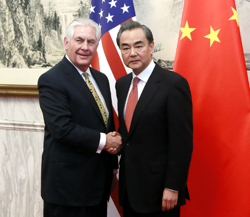 2017年3月18日，外交部长王毅在北京同来访的美国国务卿蒂勒森举行会谈。（图片来源于外交部网站）