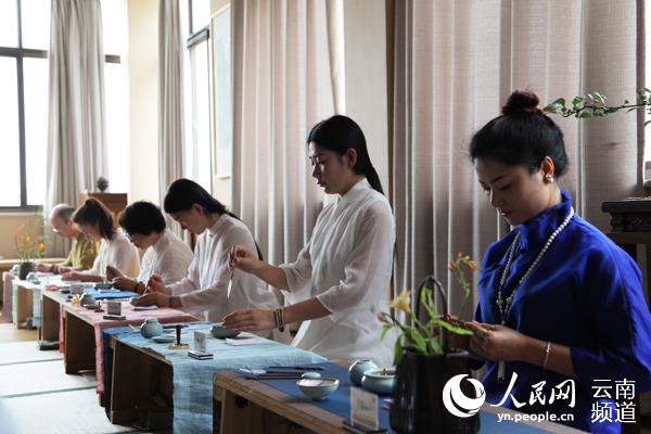 弘益大学堂内正在进行的培训。（图片由弘益茶道美学提供）