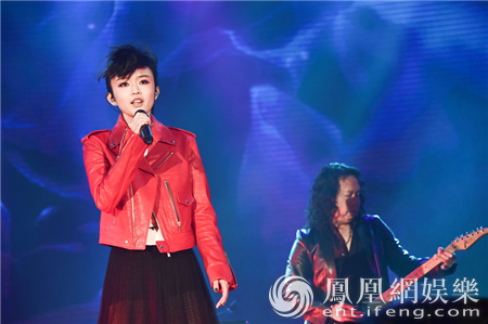 陈明憙亮相香港亚洲流行音乐节 李克勤为她加油打气