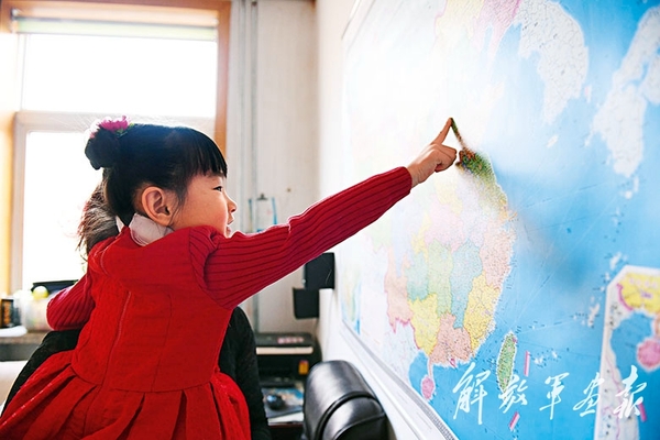 郝静坤在教女儿识地图。