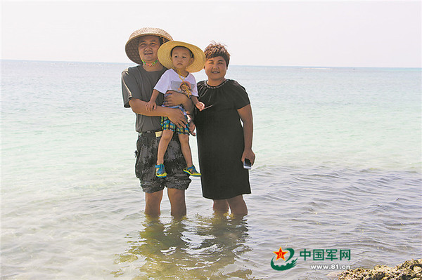 孙婵娟、陈应海一家在海边。
