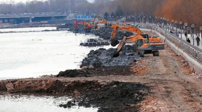 伊通河中段清淤工程警告急施工，水下吸泥清淤机(2)