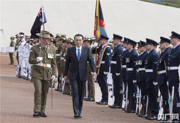 　　当地时间23日上午，澳大利亚总理特恩布尔在堪培拉议会大厦广场举行隆重仪式，欢迎李克强总理对澳进行正式访问。