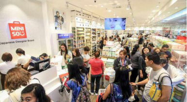 (图片说明：MINISO名创优品享誉全球，各大门店内人气爆棚成就销售神话)