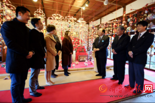 ▲多米游等机构代表一行与柳川市市长金子健次及商会代表交谈