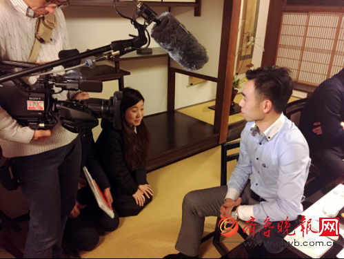 ▲陈超接受西日本电视台的采访