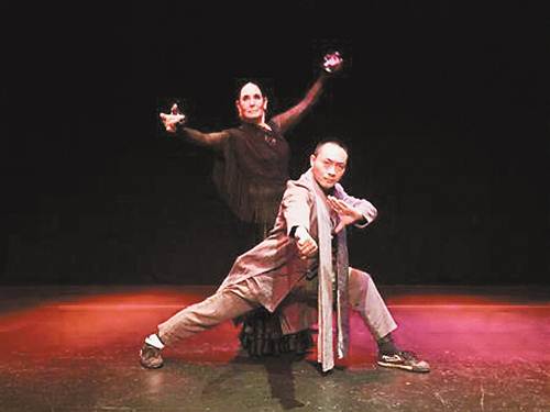 　　朱启辉（前）在舞蹈剧《舞之禅》演出中。（图片由受访者提供）