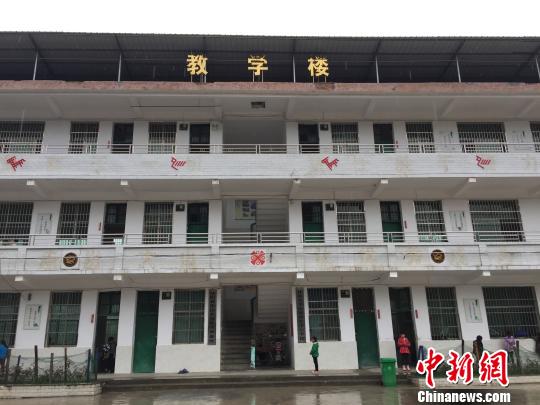 华山瑶族中心学校里，瑶歌传承基地的牌匾挂在教学楼的门口。　鲁毅 摄