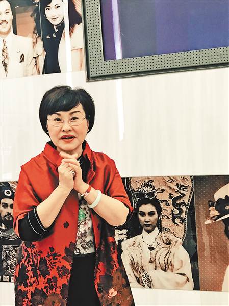 　　李花岗向记者介绍自己任职电视台期间所制作的节目。