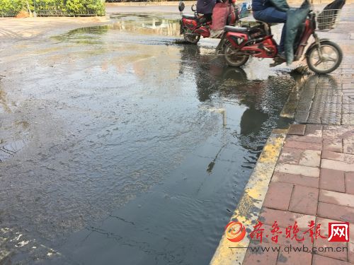 济南燕子山小区东路北段一处污水冒溢半段路臭