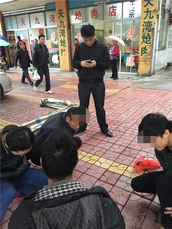 现场抓获的嫌疑人