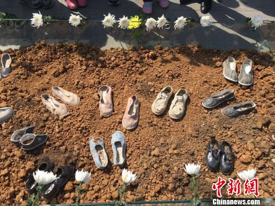 现场摆放的陶鞋。　朱晓颖 摄