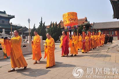 中国佛学院宏海法师应邀天津极乐寺讲经 全寺僧众聆听