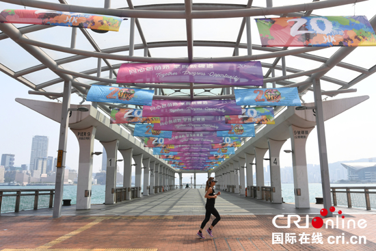 香港大街小巷都将挂满庆祝回归二十周年的相关宣传图幅