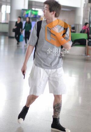 白举纲超前夏装亮相,腿上纹身超帅气