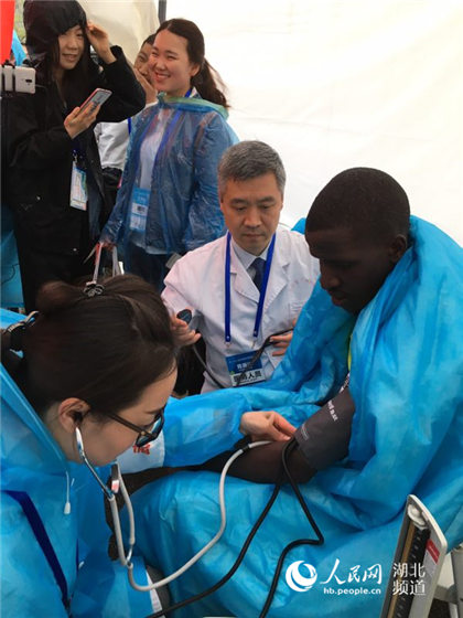 带病带伤跑马拉松 精神可嘉但风险高