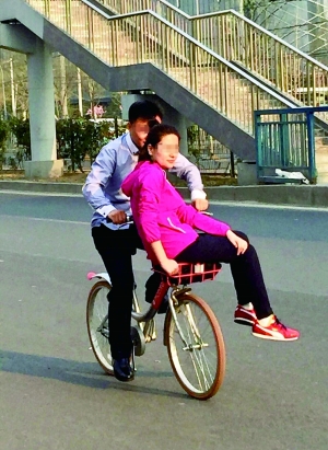 共享单车花式载人 车筐成座椅