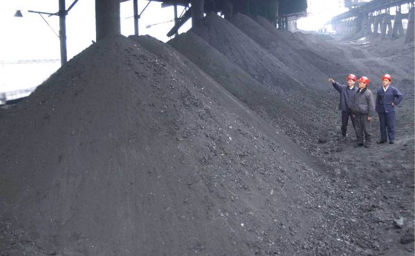 资料图片：朝鲜平壤江东郡黑岭煤矿努力增加煤炭生产。新华社/朝中社