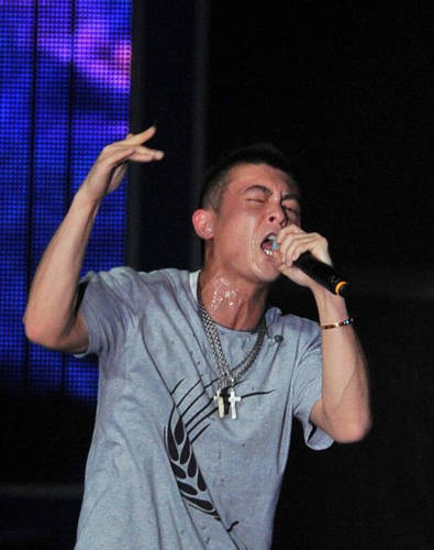 陈冠希体力下降,一首歌下来已汗流浃背_娱乐频